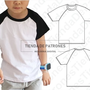 Puede incluir: Una camiseta de b&eacute;isbol blanca y negra con cuello negro y mangas negras. La camiseta se muestra en un modelo infantil. La imagen tambi&eacute;n incluye dos dibujos lineales de una camiseta de b&eacute;isbol, una con manga corta y otra con manga larga. El texto "TIENDA DE PATRONES" y "MOLDERIA DIGITAL" est&aacute; incluido en la imagen.