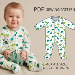 Peut inclure: Un bébé porte un pyjama blanc à motifs de dinosaures verts et bleus, tenant un jouet dinosaure vert. Le pyjama a des manches longues et une fermeture boutonnée. Le texte indique "PDF SEWING PATTERN".