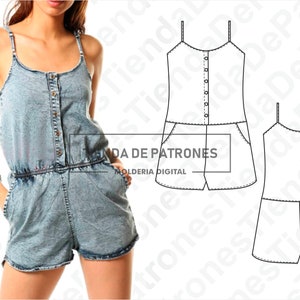 K&ouml;nnte beinhalten: Ein Jeans-Jumpsuit mit Knopfleiste vorne und verstellbaren Tr&auml;gern. Der Jumpsuit hat eine lockere Passform und wird an einem Model mit den H&auml;nden in den Taschen gezeigt. Das Bild zeigt auch eine Strichzeichnung des Jumpsuits.