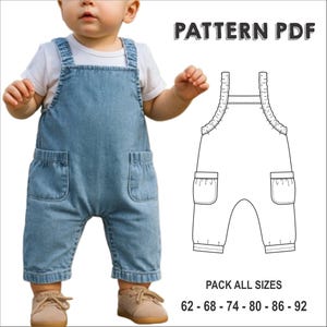 Può includere: Un bambino indossa una salopette di jeans blu chiaro con due tasche frontali e spalline regolabili. Il bambino indossa anche una maglietta bianca e scarpe beige. L'immagine include anche un disegno a tratto della salopette e il testo "PATTERN PDF".