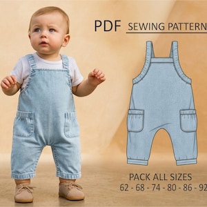 以下が含まれることがあります： 水色のデニムオーバーオールと白いTシャツを着た赤ちゃん。オーバーオールには2つのフロントポケットとサスペンダーが付いています。画像には、オーバーオールの線画と「PDF SEWING PATTERN」と「PACK ALL SIZES 62 - 92」の文字も表示されています。
