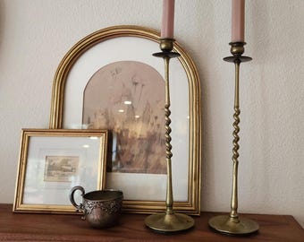 Paar Vintage-Kerzenständer aus Messing im englischen Stil | 35,5 cm hohe Kerzenhalter mit gedrehtem Stiel | Hergestellt in England | Landhausstil, traditionell, englischer Stil