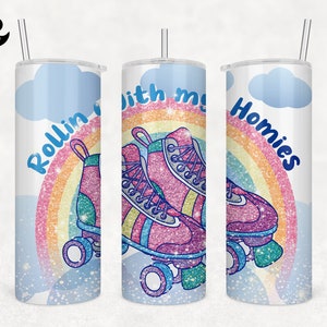 Puede incluir: Tres vasos de acero inoxidable con fondo de purpurina arcoíris y gráficos de patines. Los vasos tienen el texto "Rollin with my Homies".