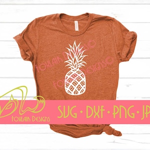Puede incluir: Una camiseta de color óxido con un diseño de piña geométrica blanca. El texto "SVG - DXF - PNG - JPG" está impreso debajo de la piña.