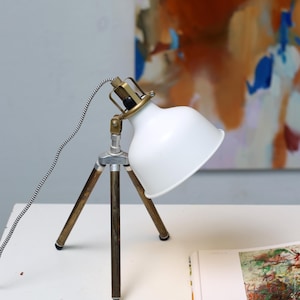 Petit lampadaire trépied au design industriel