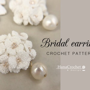 Peut inclure: Boucles d'oreilles en crochet blanc en forme de fleurs avec un pendentif en perle. Les boucles d'oreilles sont &eacute;tiquet&eacute;es "Bridal earrings CROCHET PATTERN" et "HanaCrochet & design".