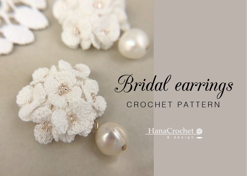 Peut inclure: Boucles d'oreilles en crochet blanc en forme de fleurs avec un pendentif en perle. Les boucles d'oreilles sont &eacute;tiquet&eacute;es "Bridal earrings CROCHET PATTERN" et "HanaCrochet & design".