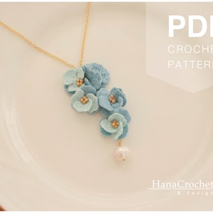 virkat miniatyrblomhänge - virkat halsband i spets - brudtärnepresent - brudsmycken - mikrovirkad blomma i pdf-handledning bild 1