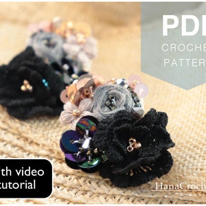Puede incluir: Adornos de flores de crochet negro con lentejuelas y cuentas. Patrón de crochet PDF con tutorial en video. Hana Crochet & Design.