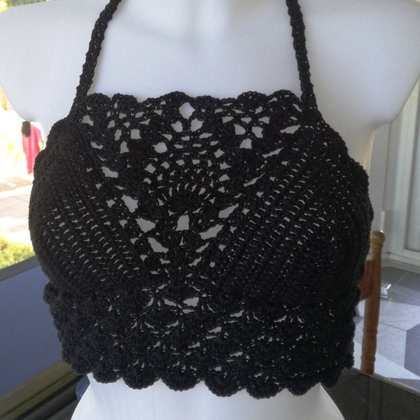 Top au crochet avec décolleté en dentelle au crochet. Souligne joliment la poitrine. Taille, coloris et personnalisation à la demande