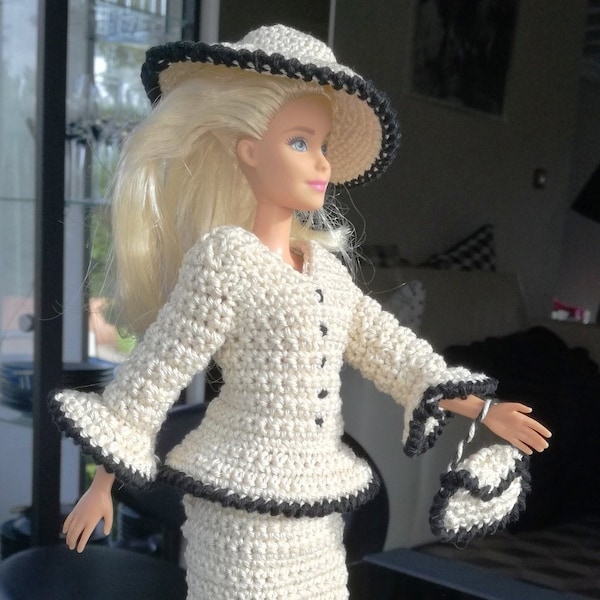 Tailleur haute couture pour Barbie : jupe ajustée, veste, chapeau et sac à main. Vintage dans la réalisation et moderne pour un look unique.