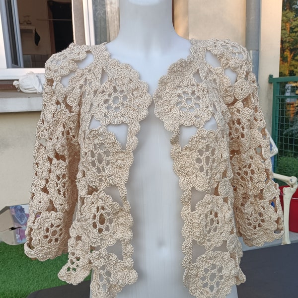 Boléro en  dentelle de crochet. Réalisé sur commande.