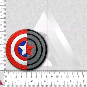 Puede incluir: Un parche bordado de color rojo, blanco y azul con una estrella en el centro. El parche es la mitad del escudo del Capit&aacute;n Am&eacute;rica y la mitad de un escudo gris y negro.