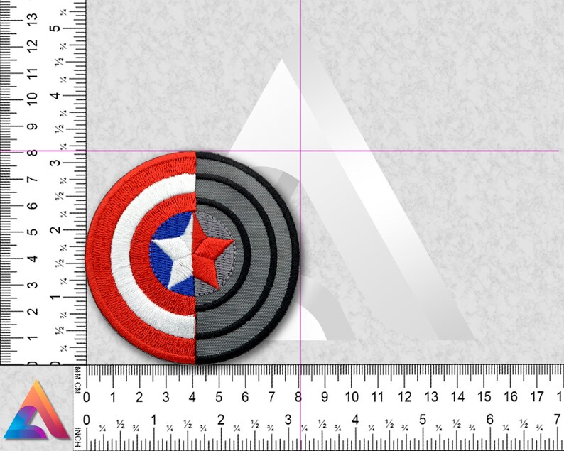 Puede incluir: Un parche bordado de color rojo, blanco y azul con una estrella en el centro. El parche es la mitad del escudo del Capit&aacute;n Am&eacute;rica y la mitad de un escudo gris y negro.