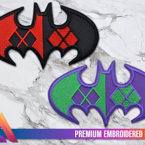 Pode incluir: Dois patches bordados para passar a ferro em forma de morcego. O patch superior é preto e vermelho com um padrão de diamantes. O patch inferior é roxo e verde com um padrão de diamantes.  PREMIUM EMBROIDERED PATCH está impresso abaixo dos patches.