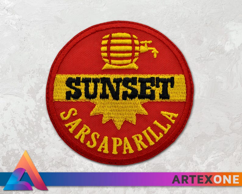 Op de afbeelding: Rode, gele en zwarte geborduurde patch met de woorden "Sunset Sarsaparilla" en een gestileerd beeld van een vat met een kraan.