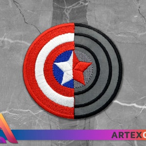 Puede incluir: Un parche bordado rojo, blanco y azul con una estrella en el centro, la mitad de la cual est&aacute; cubierta por un parche bordado gris con c&iacute;rculos conc&eacute;ntricos.
