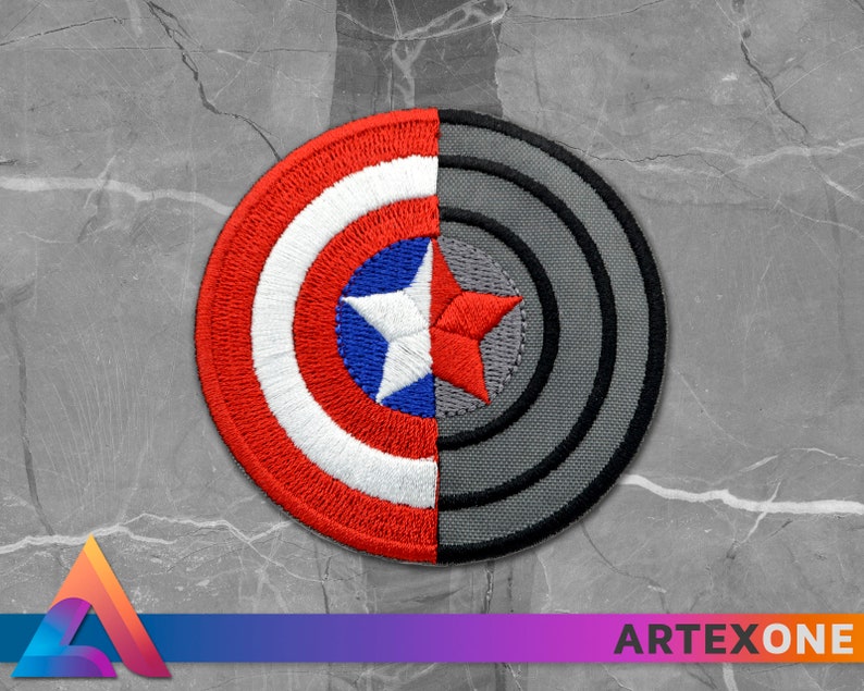 Puede incluir: Un parche bordado rojo, blanco y azul con una estrella en el centro, la mitad de la cual est&aacute; cubierta por un parche bordado gris con c&iacute;rculos conc&eacute;ntricos.
