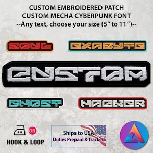 Peut inclure: Écussons brodés personnalisés avec une police de style mecha cyberpunk. Les exemples incluent les mots SONG, EXABYTE, CUSTOM, GHOST et HACKER en différentes couleurs comme le rouge, l'orange, le blanc et le bleu sarcelle sur des fonds rectangulaires.