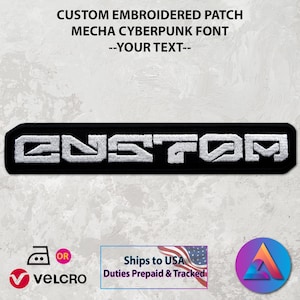 Könnte beinhalten: Ein schwarzer, gestickter Aufnäher mit dem Wort "CUSTOM" in einer weißen, futuristischen Schriftart. Der Aufnäher ist rechteckig mit abgerundeten Ecken. Der Text oben lautet "CUSTOM EMBROIDERED PATCH MECHA CYBERPUNK FONT --YOUR TEXT--".