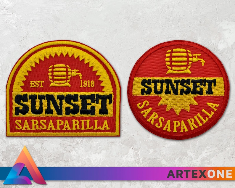 Op de afbeelding: Twee geborduurde patches met een rode achtergrond en gele accenten. De patches tonen de tekst "Sunset Sarsaparilla" en een gestileerde afbeelding van een vat met een kraan. De tekst "Est. 1918" is ook op een van de patches te zien.