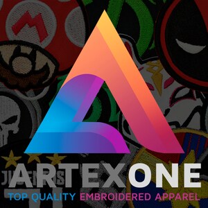 Puede incluir: Un logotipo triangular de colores con el texto "ARTEXONE" y la frase "TOP QUALITY EMBROIDERED APPAREL" debajo. El logotipo est&aacute; rodeado de varios parches bordados, incluyendo una calavera, un hongo, un parche verde y un parche rojo con un dise&ntilde;o negro.