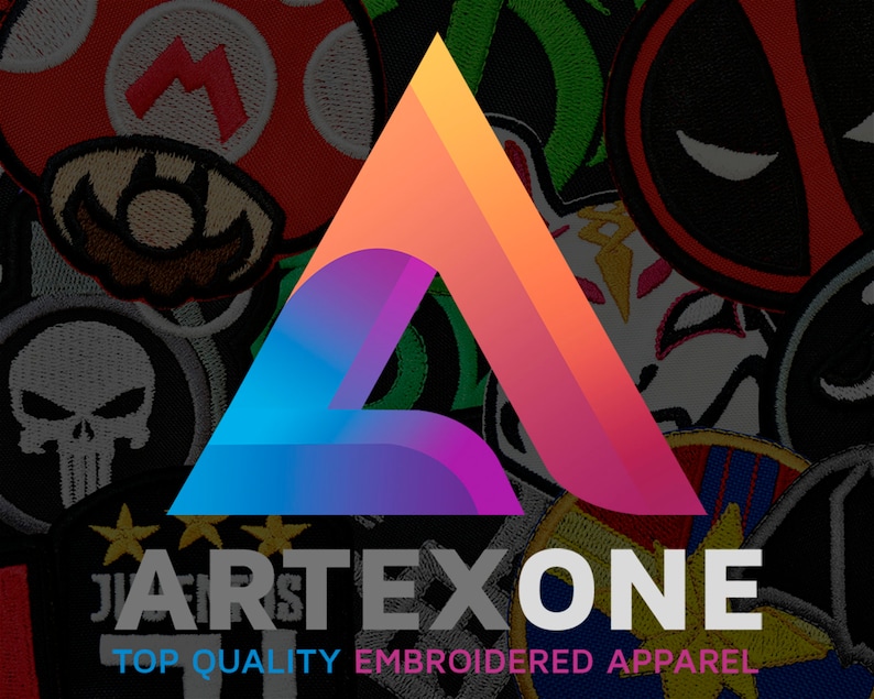 Puede incluir: Un logotipo triangular de colores con el texto "ARTEXONE" y la frase "TOP QUALITY EMBROIDERED APPAREL" debajo. El logotipo est&aacute; rodeado de varios parches bordados, incluyendo una calavera, un hongo, un parche verde y un parche rojo con un dise&ntilde;o negro.