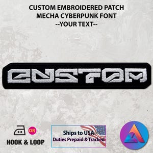 Può includere: Toppa ricamata rettangolare nera con la parola "CUSTOM" in un carattere bianco futuristico. La toppa è etichettata "CUSTOM EMBROIDERED PATCH MECHA CYBERPUNK FONT --YOUR TEXT--". C'è anche un'opzione a strappo.