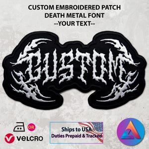 Op de afbeelding: Een zwart, op maat geborduurd embleem met witte tekst in een death metal lettertype. Het embleem leest "CUSTOM" in een gestileerd lettertype. De tekst "CUSTOM EMBROIDERED PATCH DEATH METAL FONT --YOUR TEXT--" staat erboven.
