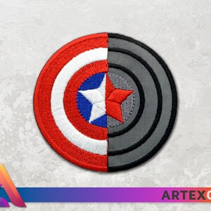 Puede incluir: Un parche bordado con el escudo del Capit&aacute;n Am&eacute;rica en rojo, blanco y azul, con el escudo de Iron Man en gris y negro en el lado derecho.