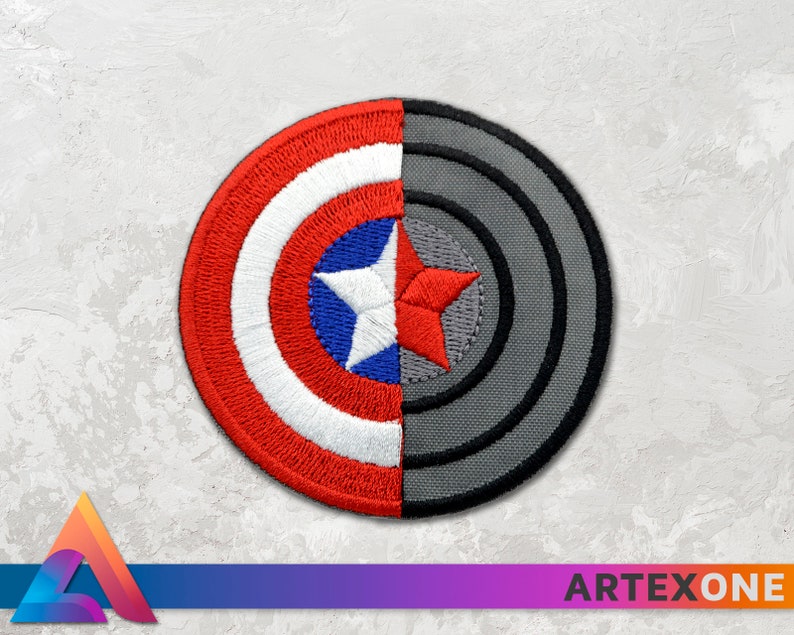 Puede incluir: Un parche bordado con el escudo del Capit&aacute;n Am&eacute;rica en rojo, blanco y azul, con el escudo de Iron Man en gris y negro en el lado derecho.