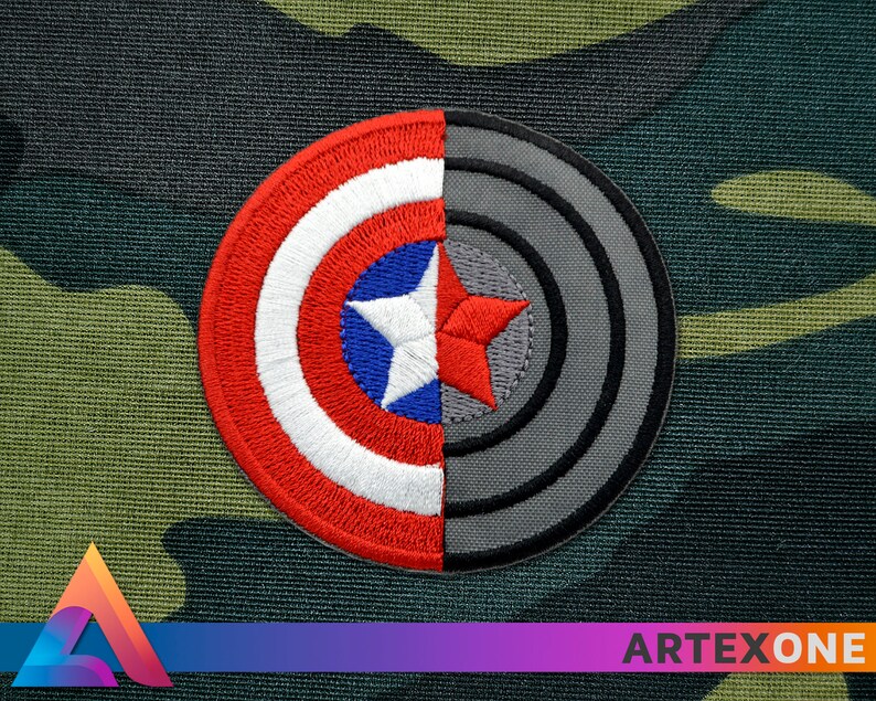 Puede incluir: Un parche bordado rojo, blanco y azul con una estrella en el centro, la mitad de la cual est&aacute; cubierta por un parche bordado gris con c&iacute;rculos conc&eacute;ntricos.