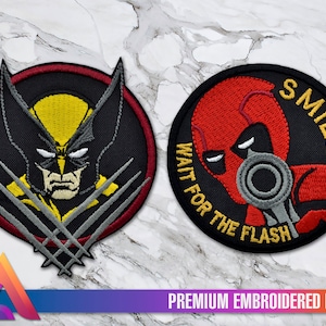 Könnte beinhalten: Zwei gestickte Patches, einer mit Wolverine und seinen Krallen und der andere mit Deadpool mit dem Text "Smile Wait for the Flash".