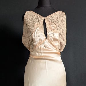 Sensational Sleek 1930s Bias Cut Peach Negligee With Alencon Lace - True Vintage Fashion