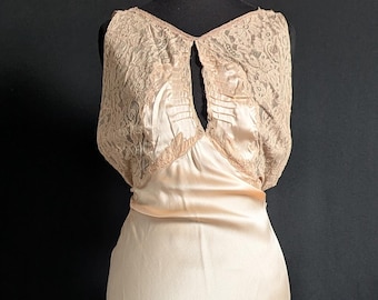 Sensational Sleek 1930s Bias Cut Peach Negligee With Alencon Lace - True Vintage Fashion
