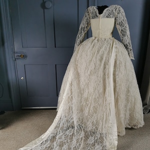 Vestido de novia vintage de encaje de los años 50 con cola