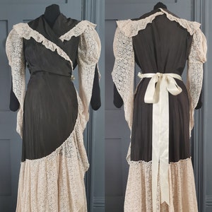Glamorous Vintage 1930s / 1940s Art Deco Peignoir / Dressing Robe With Lace