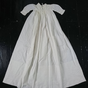 Elegante vestido de bautizo antiguo de principios del siglo XIX con encaje y bordado