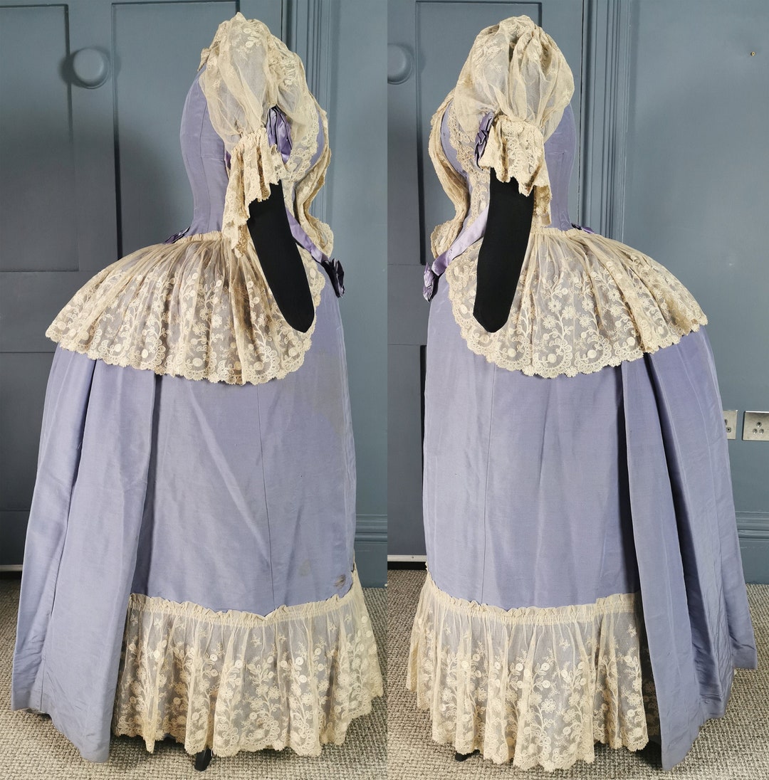1880年代ビクトリア朝のアンティークドレス 見事な 1880 年代のライラック シルク & レース バッスル ドレス