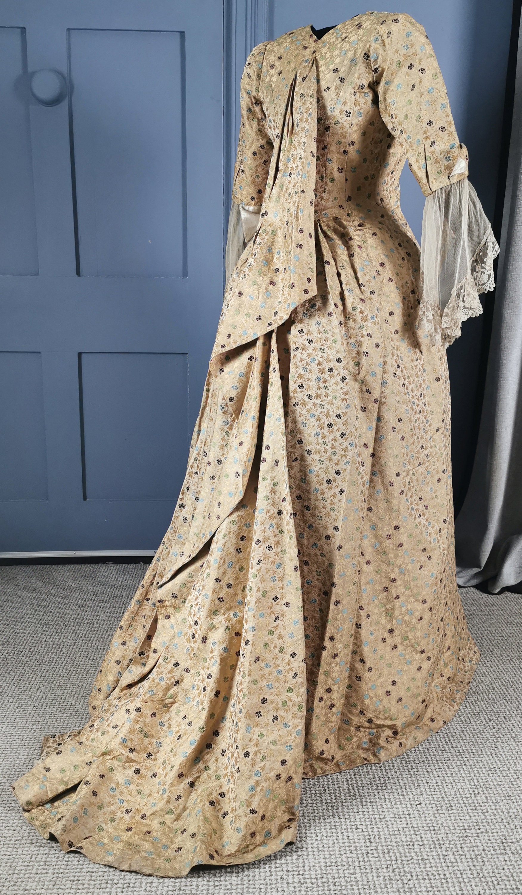 希少で絶妙な 1870 年代 / 1880 年代のワトー・トレイン金襴の 希少で絶妙な 1870 年代 / 1880 年代のワトー・トレイン金襴の