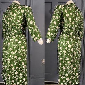 Green Graphic Print Vintage 1940s / 1950s Pure Silk Dress By ' Marcusa Styled By Marcus ' image 7