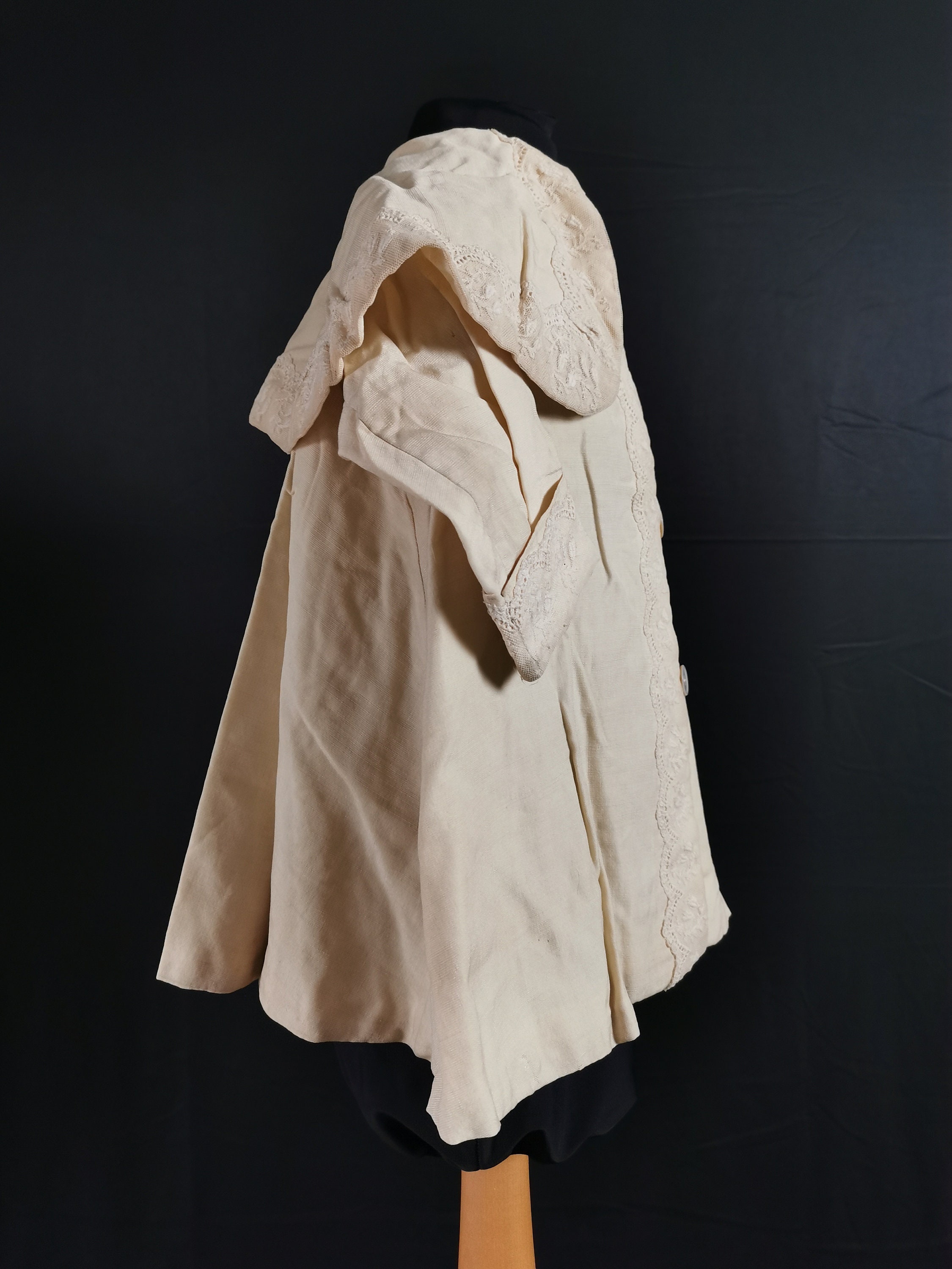 Manteau En Soie Enfant édouardien Français Avec Cape - Brodé Main, Années 1910, Taille 60cm Poitrine - Occasion Très Bon état