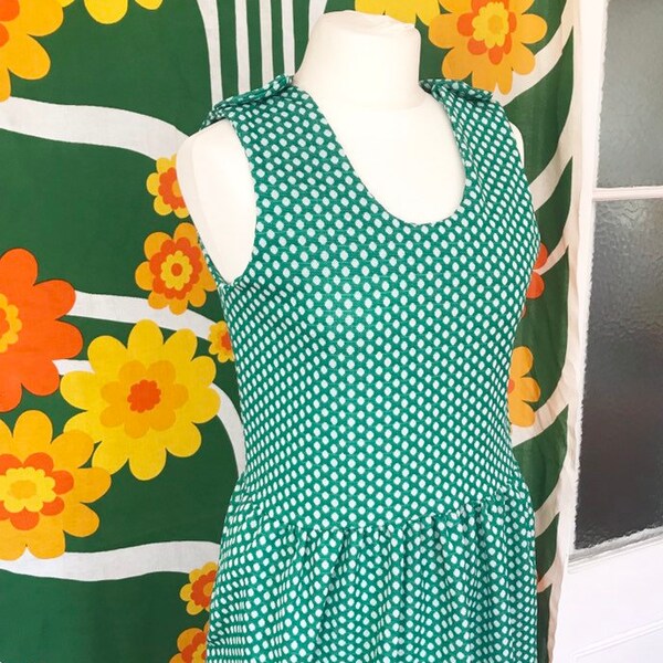 Vintage Green Polka Dot Robe Rockabilly 70s Pinafore M Jupe ébouriffée Polyester Boutons Mod 50s 1970 Seventies Retro Rockabella Pin Up