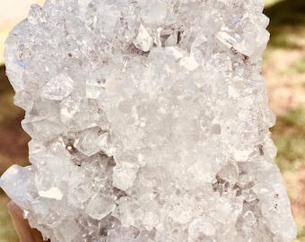 Grupo de cristales de apofilita y zeolita en bruto, gema australiana