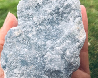 Gran trozo de cristal de angelita en bruto, piedra de energía divina