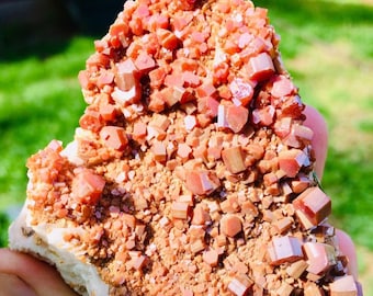 Cúmulo de cristales de vanadinita, gema australiana. Energizante para la conexión a tierra del chakra raíz.
