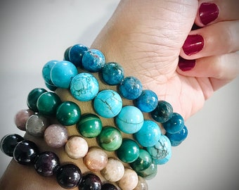 Pulsera gruesa de cristales y piedras preciosas: jade africano, apatita, piedra solar, granate.