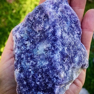 Pezzi di cristallo di lepidolite grezza naturale e fette di lama bellissima gemma di cristallo australia. Sedativo calmante. Terzo occhio, gola, corona, chakra del cuore