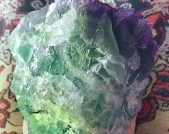 Trozo de cristal de fluorita en bruto de color verde brillante, gema australiana