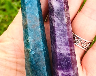 Varita generadora de cristales: lepidolita, apatita, fluorita, howlita, lapislázuli